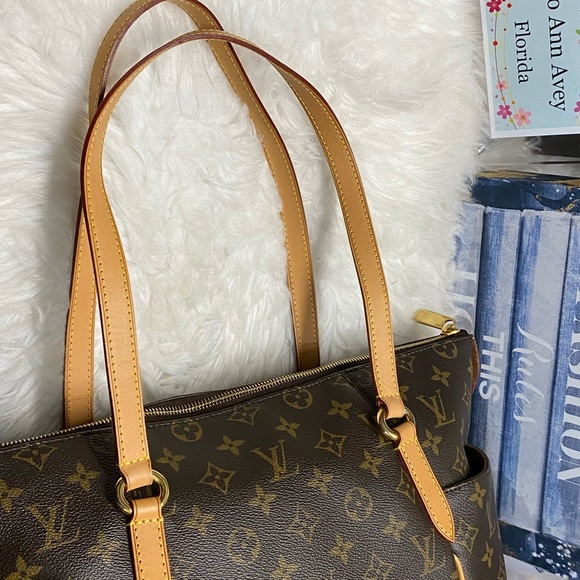 💕💕💕SOLD💕💕💕
🤩🤩🤩LV TOTALLY MM MONOGRAM🤩🤩🤩 - Picture 9 of 16